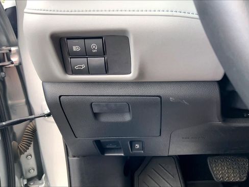 Used 2024 Toyota Highlander LE AWD/4WD image 36