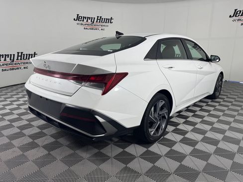 Used 2025 Hyundai Elantra SEL FWD image 7