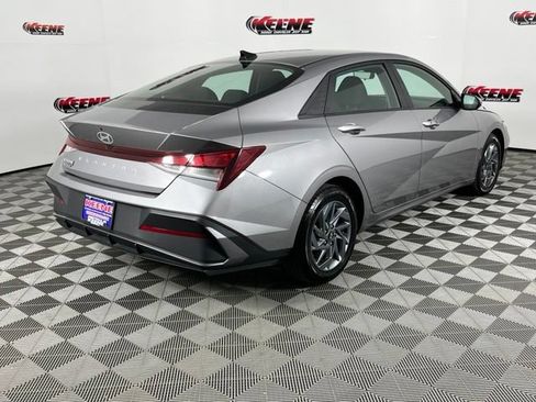 Used 2024 Hyundai Elantra SEL FWD image 3