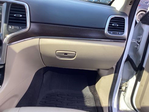 Used 2017 Jeep Grand Cherokee Limited image 29