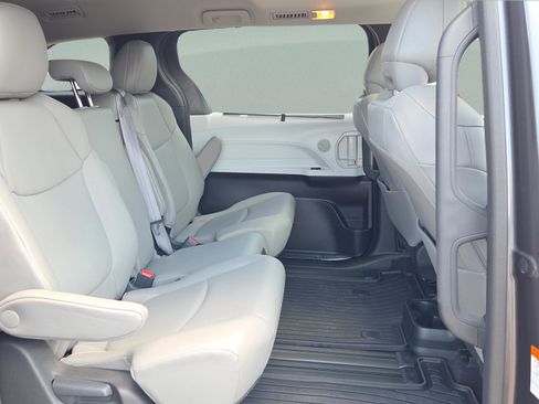 Used 2025 Toyota Sienna XLE FWD image 22