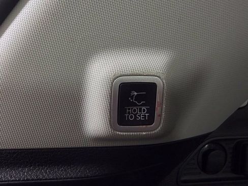 Used 2022 Jeep Grand Cherokee Overland w/ Luxury Tech Group IV AWD/4WD image 12