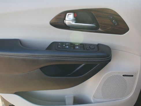 Used 2022 Chrysler Pacifica Limited image 31