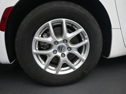 Used 2023 Chrysler Pacifica Touring-L FWD image 10
