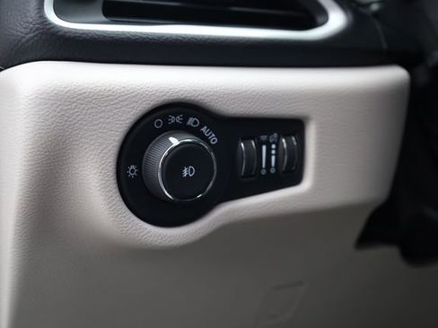 Used 2024 Chrysler Pacifica Touring-L image 11