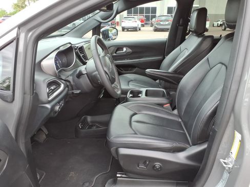 Used 2025 Chrysler Pacifica Select FWD image 11