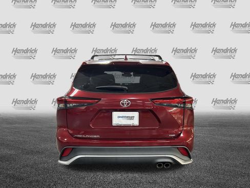Used 2022 Toyota Highlander XSE FWD image 10