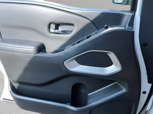 Used 2023 Nissan Frontier SV image 18