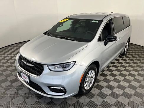 Used 2026 Chrysler Pacifica Select image 3