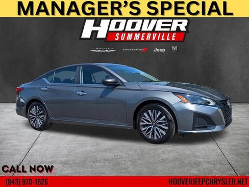 Used 2025 Nissan Altima 2.5 SV FWD image 1