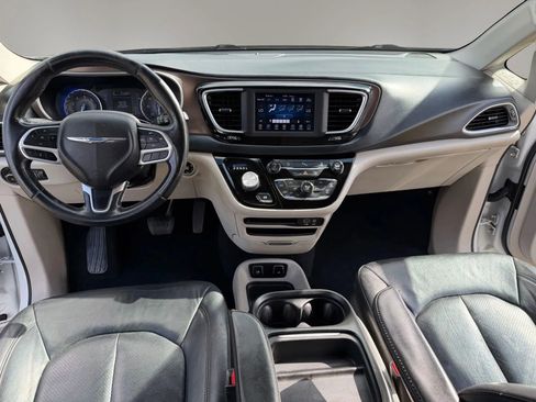Used 2018 Chrysler Pacifica Touring-L FWD image 9