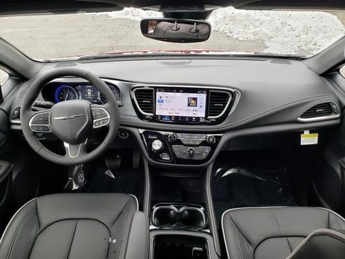 New 2026 Chrysler Pacifica Limited image 8