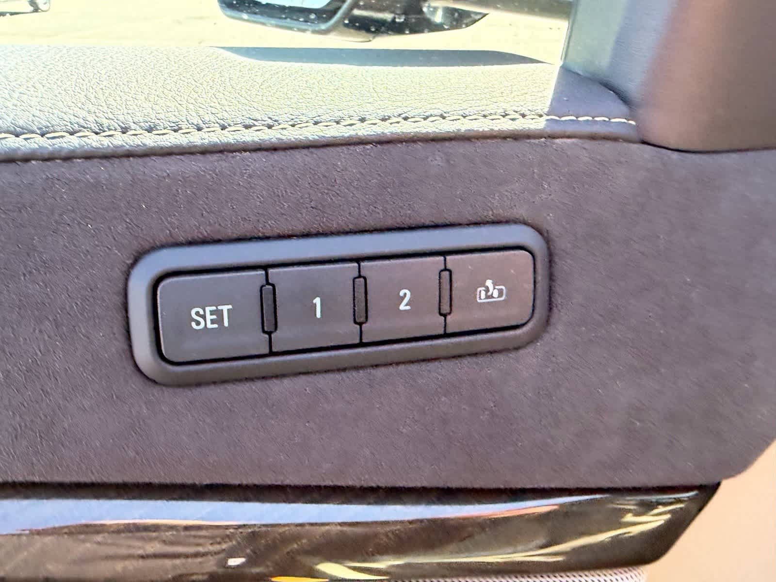 Used 2018 Cadillac Escalade Premium Luxury AWD/4WD image 14