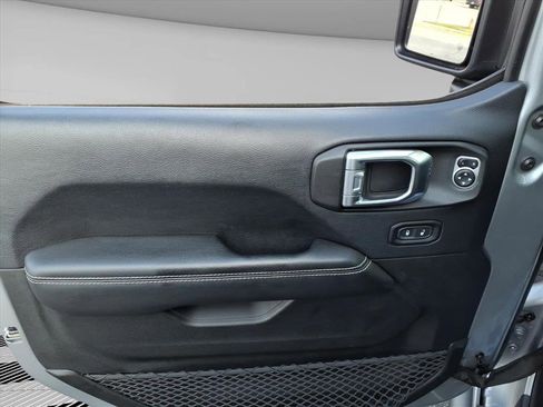 Used 2018 Jeep Wrangler Unlimited Sahara image 18