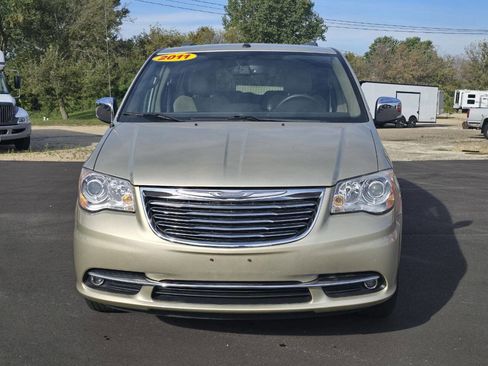 Used 2011 Chrysler Town & Country Limited image 8