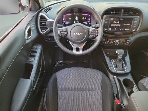 Used 2025 Kia Soul LX w/ LX Technology Package FWD image 9