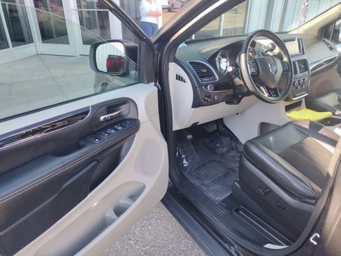 Used 2019 Dodge Grand Caravan SXT image 16