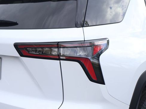 New 2026 Chevrolet Equinox LT w/ Convenience Package II FWD image 7