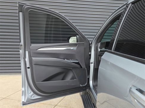 Used 2025 Cadillac Escalade ESV V image 6