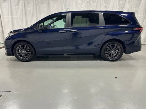 Used 2025 Toyota Sienna XSE image 4