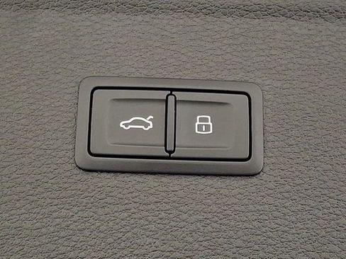 Used 2024 Audi Q5 e Prestige w/ Prestige Package image 34