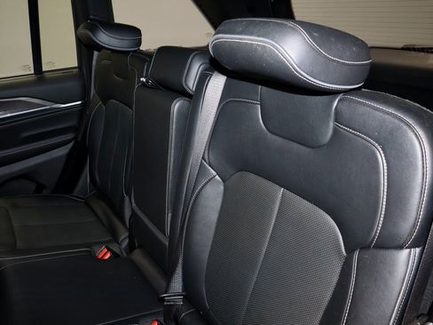 Used 2022 Jeep Grand Cherokee Overland w/ Luxury Tech Group IV image 23