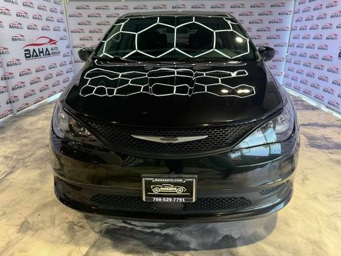 Used 2022 Chrysler Voyager LX image 4