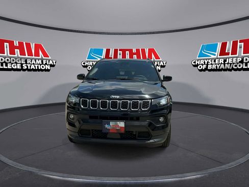 Used 2025 Jeep Compass Latitude w/ Sun & Sound Group AWD/4WD image 3