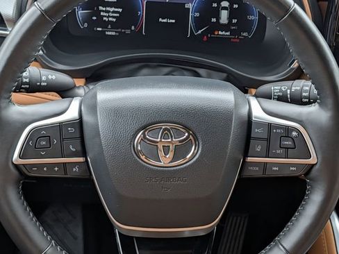 Used 2025 Toyota Highlander Platinum AWD/4WD image 12