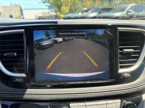 Used 2023 Chrysler Pacifica Touring-L FWD image 20