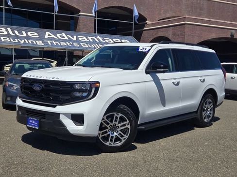 Certified 2025 Ford Expedition Active AWD/4WD image 8