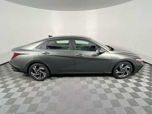 Used 2025 Hyundai Elantra SEL image 2