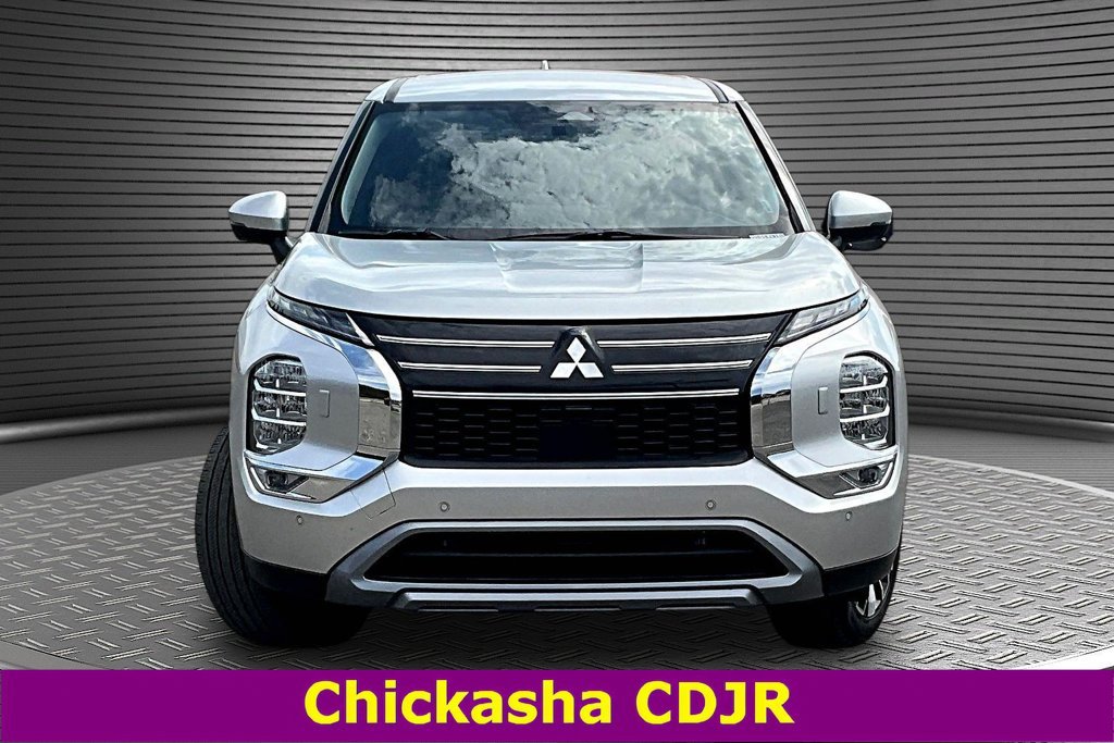 Used 2025 Mitsubishi Outlander SE AWD/4WD image 2