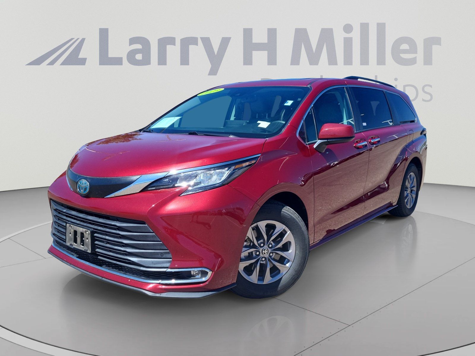 Certified 2023 Toyota Sienna XLE FWD image 1
