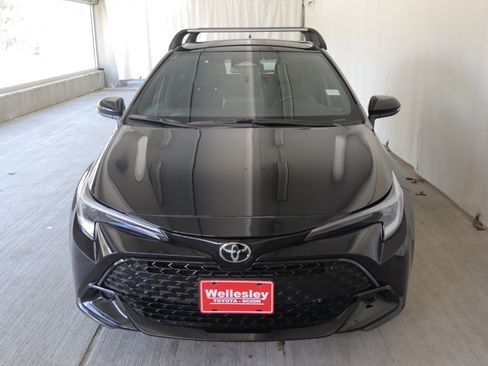 Used 2025 Toyota Corolla Hatchback w/ SE Package FWD image 3