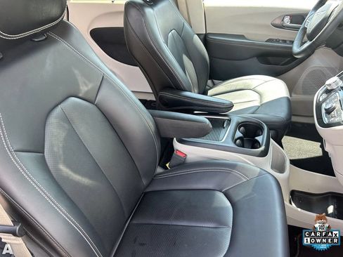 Certified 2024 Chrysler Pacifica Touring-L FWD image 11