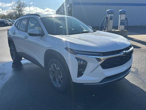 Used 2024 Chevrolet Trax LT w/ Driver Confidence Package FWD image 7