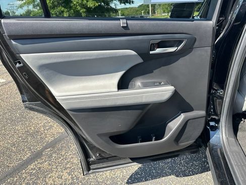 Used 2024 Toyota Highlander XLE FWD image 37