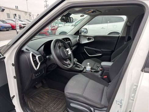 Used 2023 Kia Soul LX w/ LX Technology Package image 2