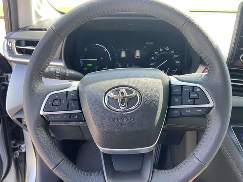 Used 2025 Toyota Sienna XLE w/ XLE Plus Package FWD image 36