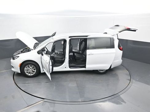 Used 2025 Chrysler Voyager LX FWD image 70