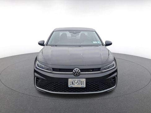 Used 2025 Volkswagen Jetta SE image 2