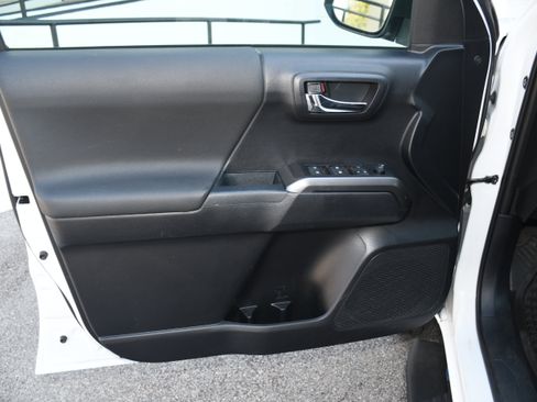 Used 2021 Toyota Tacoma TRD Off-Road w/ Technology Package image 9