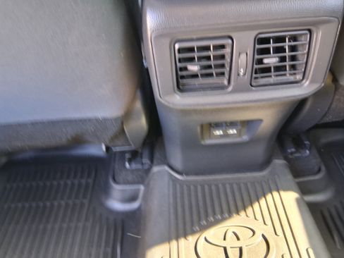 Used 2021 Toyota RAV4 XLE AWD/4WD image 15