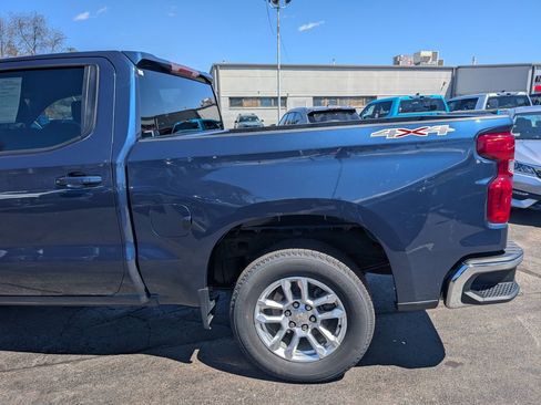 Used 2022 Chevrolet Silverado 1500 LT AWD/4WD image 4