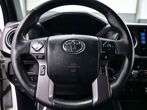 Used 2018 Toyota Tacoma TRD Sport image 23
