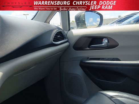 Used 2018 Chrysler Pacifica Touring-L w/ Advanced Safetytec Group FWD image 24