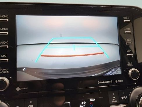 Used 2022 Toyota Highlander XLE image 3