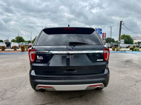 Used 2017 Ford Explorer XLT FWD image 4