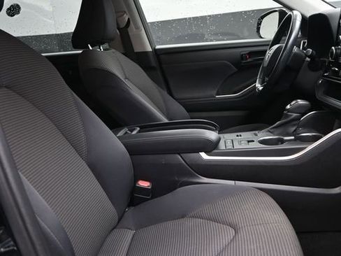 Used 2021 Toyota Highlander LE image 18